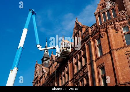 Ein Palfinger-Plattform P 480 verwendet wird, um Zugriff auf die Dachfläche eines Gebäudes in Nottingham Stadtzentrum Stockfoto