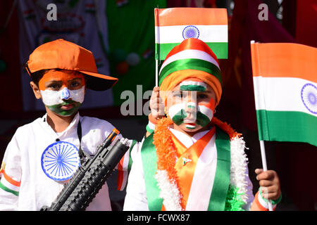 Rajasthan, Indien. 25. Januar 2016. Indische Kinder malen die Trikolore der indischen Flagge auf ihrem Gesicht und erhöhen die Nationalflagge am Vorabend der Republik Day Feierlichkeiten in Rajasthan, Indien. © Shaukat Ahmed/Pacific Press/Alamy Live-Nachrichten Stockfoto