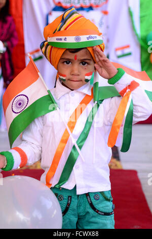 Rajasthan, Indien. 25. Januar 2016. Indische Kinder malen die Trikolore der indischen Flagge auf ihrem Gesicht und erhöhen die Nationalflagge am Vorabend der Republik Day Feierlichkeiten in Rajasthan, Indien. © Shaukat Ahmed/Pacific Press/Alamy Live-Nachrichten Stockfoto