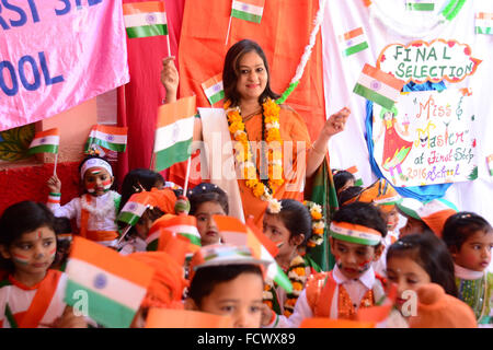 Rajasthan, Indien. 25. Januar 2016. Indische Kinder malen die Trikolore der indischen Flagge auf ihrem Gesicht und erhöhen die Nationalflagge am Vorabend der Republik Day Feierlichkeiten in Rajasthan, Indien. © Shaukat Ahmed/Pacific Press/Alamy Live-Nachrichten Stockfoto