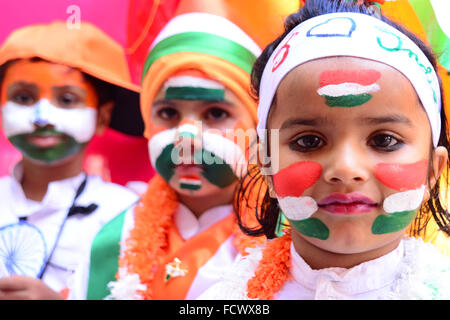 Rajasthan, Indien. 25. Januar 2016. Indische erste Schritt Schülerinnen und Schüler malen die Trikolore der indischen Flagge auf ihrem Gesicht und erhöhen die Nationalflagge am Vorabend der Republik Day Feierlichkeiten in Rajasthan, Indien. © Shaukat Ahmed/Pacific Press/Alamy Live-Nachrichten Stockfoto