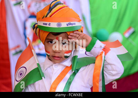 Rajasthan, Indien. 25. Januar 2016. Indische erste Schritt Schülerinnen und Schüler malen die Trikolore der indischen Flagge auf ihrem Gesicht und erhöhen die Nationalflagge am Vorabend der Republik Day Feierlichkeiten in Rajasthan, Indien. © Shaukat Ahmed/Pacific Press/Alamy Live-Nachrichten Stockfoto