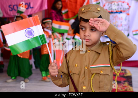 Rajasthan, Indien. 25. Januar 2016. Indische erste Schritt Schülerinnen und Schüler malen die Trikolore der indischen Flagge auf ihrem Gesicht und erhöhen die Nationalflagge am Vorabend der Republik Day Feierlichkeiten in Rajasthan, Indien. © Shaukat Ahmed/Pacific Press/Alamy Live-Nachrichten Stockfoto