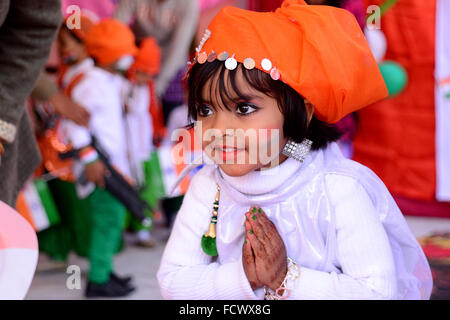 Rajasthan, Indien. 25. Januar 2016. Indische erste Schritt Schülerinnen und Schüler malen die Trikolore der indischen Flagge auf ihrem Gesicht und erhöhen die Nationalflagge am Vorabend der Republik Day Feierlichkeiten in Rajasthan, Indien. © Shaukat Ahmed/Pacific Press/Alamy Live-Nachrichten Stockfoto