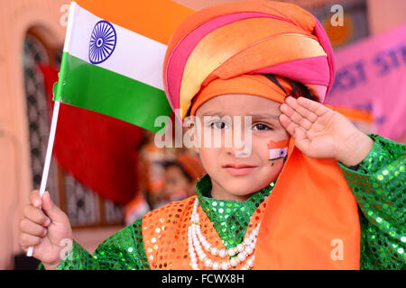 Rajasthan, Indien. 25. Januar 2016. Indische erste Schritt Schülerinnen und Schüler malen die Trikolore der indischen Flagge auf ihrem Gesicht und erhöhen die Nationalflagge am Vorabend der Republik Day Feierlichkeiten in Rajasthan, Indien. © Shaukat Ahmed/Pacific Press/Alamy Live-Nachrichten Stockfoto