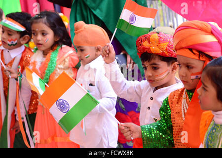 Rajasthan, Indien. 25. Januar 2016. Indische Kinder malen die Trikolore der indischen Flagge auf ihrem Gesicht und erhöhen die Nationalflagge am Vorabend der Republik Day Feierlichkeiten in Rajasthan, Indien. © Shaukat Ahmed/Pacific Press/Alamy Live-Nachrichten Stockfoto