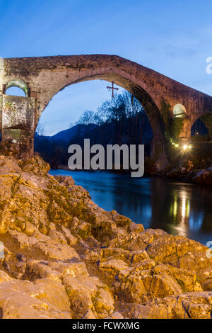 Römische Brücke, Cangas de Onis, Asturien, Spanien. Stockfoto