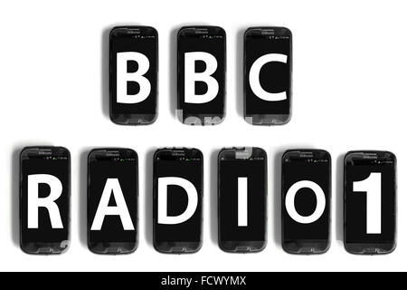 BBC Radio1 geschrieben auf den Bildschirmen der Smartphone vor weißem Hintergrund fotografiert. Stockfoto