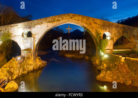 Römische Brücke, Cangas de Onis, Asturien, Spanien. Stockfoto