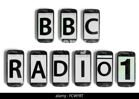 BBC Radio1 geschrieben auf den Bildschirmen der Smartphone vor weißem Hintergrund fotografiert. Stockfoto