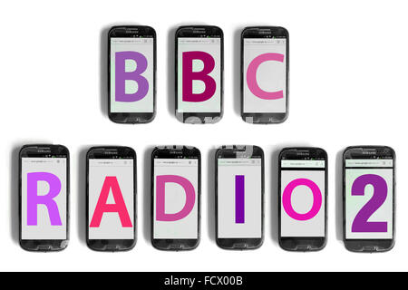 BBC Radio2 geschrieben auf den Bildschirmen der Smartphone vor weißem Hintergrund fotografiert. Stockfoto