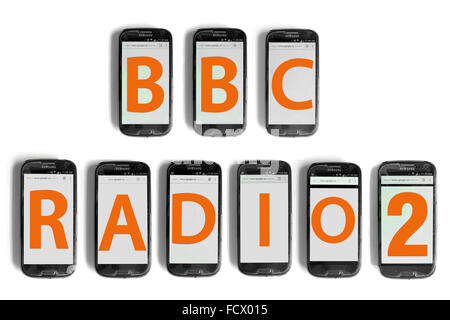 BBC Radio2 geschrieben auf den Bildschirmen der Smartphone vor weißem Hintergrund fotografiert. Stockfoto