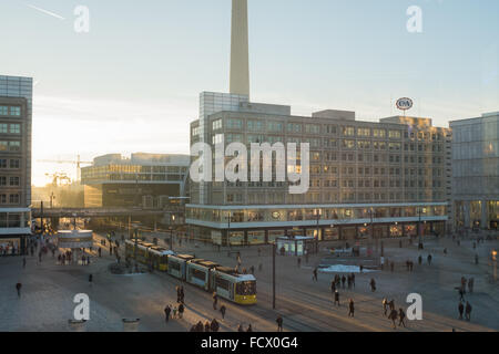 BERLIN - Januar 22: Alexanderplatz durch das Fenster des Gebäudes in Berlin Mitte auf 24. Januar 2016 Saturn. Stockfoto