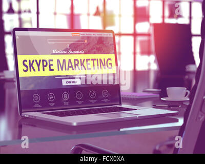 Skype-Marketing-Konzept. Closeup-Landing-Page auf Laptop-Bildschirm auf Hintergrund komfortabel arbeiten Platz im modernen Büro. Blu Stockfoto