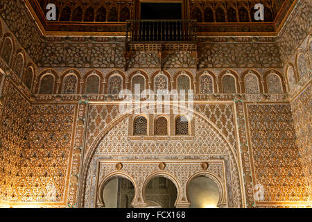 Kunstvoll geschnitzten Wand, Salon de Embajadores (Halle der Botschafter), Reales Alcazares, Sevilla, Spanien Stockfoto