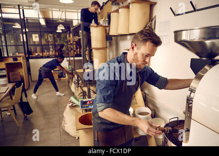 Kaffee Rösterei und Vertriebsgesellschaft mit Männern bei der Arbeit Stockfoto