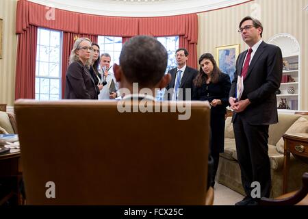 US-Präsident Barack Obama spricht mit Teilnehmern, die nach einem Council of Economic Advisers treffen im Oval Office des weißen Hauses 5. März 2015 in Washington, DC. Stehen von links: Abigail Wozniak, CEA Senior Economist; Jessica Schumer, CEA Stabschef und General Counsel; Nationalen wirtschaftlichen Rat Direktor Jeffrey Zients; CEA Mitglied Maurice Obstfeld; Jason Furman Vorsitz CEA Mitglied Betsey Stevenson und CEA. Stockfoto