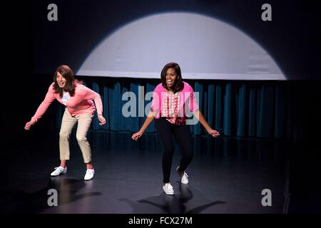 First Lady Michelle Obama und Jimmy Fallon führen die "Evolution des Mom Tanz II" für "The Tonight Show Starring Jimmy Fallon" 2. April 2015 in New York, N.Y. Stockfoto