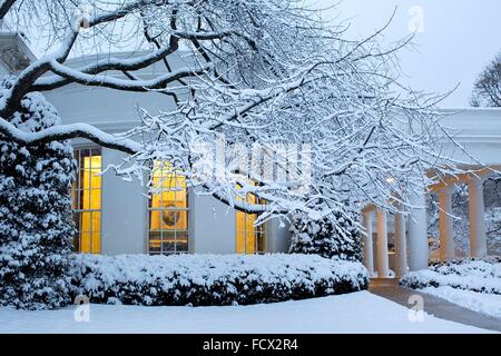 Lichter aus dem Oval Office Glanz durch den Schnee bedeckten Rose Garden und South Lawn des weißen Hauses nach einen frühen Frühling Schneesturm 5. März 2015 in Washington, DC. Stockfoto