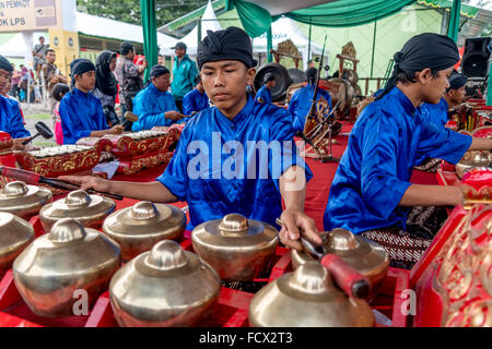 traditionellen Gamelan-Ensemble während eines Festivals in Yogyakarta, Java, Indonesien, Asien Stockfoto