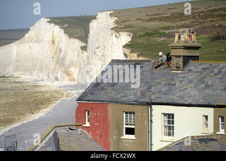 Abriss der Küstenwache Hütte am Birlng Gap, East Sussex, UK nach Winterstürmen erodiert die Kreidefelsen verursacht Zusammenbruch Stockfoto