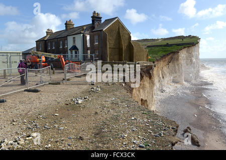 Abriss der Küstenwache Hütte am Birlng Gap, East Sussex, UK nach Winterstürmen erodiert die Kreidefelsen verursacht Zusammenbruch Stockfoto