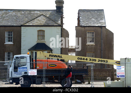 Abriss der Küstenwache Hütte am Birlng Gap, East Sussex, UK nach Winterstürmen erodiert die Kreidefelsen verursacht Zusammenbruch Stockfoto