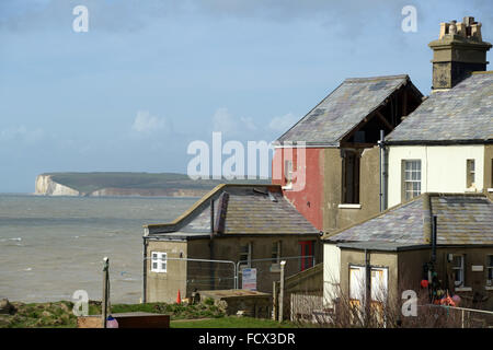 Abriss der Küstenwache Hütte am Birlng Gap, East Sussex, UK nach Winterstürmen erodiert die Kreidefelsen verursacht Zusammenbruch Stockfoto