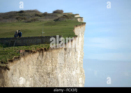 Abriss der Küstenwache Hütte am Birlng Gap, East Sussex, UK nach Winterstürmen erodiert die Kreidefelsen verursacht Zusammenbruch Stockfoto