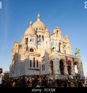 Touristen, drängen sich vor Sacred Heart Church oder Sacre Coeur in Montmartre, Paris, Frankreich. Stockfoto