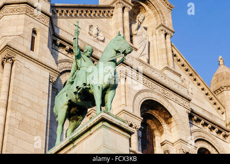 Reiterstandbild von König Saint Louis im Sacred Heart Church oder Sacre-Coeur in Montmartre, Paris, Frankreich. Stockfoto