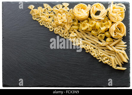 Verschiedene Arten und Formen der italienischen Pasta auf einem dunklen Stein Hintergrund. Stockfoto