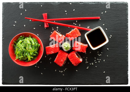 Brötchen und grüne Algen Salat auf Schiefer Tisch. Stockfoto