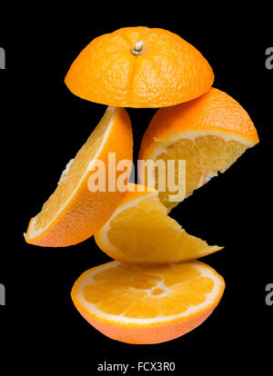Orangenscheiben auf dem schwarzen Hintergrund. Stockfoto