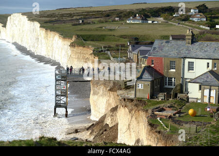 Abriss der Küstenwache Hütte am Birlng Gap, East Sussex, UK nach Winterstürmen erodiert die Kreidefelsen verursacht Zusammenbruch Stockfoto