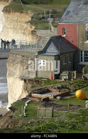 Abriss der Küstenwache Hütte am Birlng Gap, East Sussex, UK nach Winterstürmen erodiert die Kreidefelsen verursacht Zusammenbruch Stockfoto