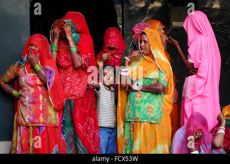 Indische Frauen mit Kind im Karni Mata Tempel, Deshnok, Rajasthan Stockfoto