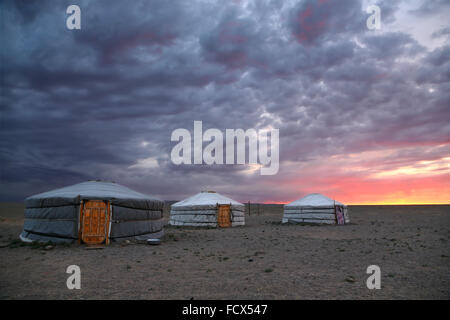 Sonnenaufgang und traditionellen Jurten in der Wüste Gobi - Mongolei Stockfoto