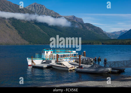 Boote vertäut an einer Anlegestelle in Lake McDonald Stockfoto