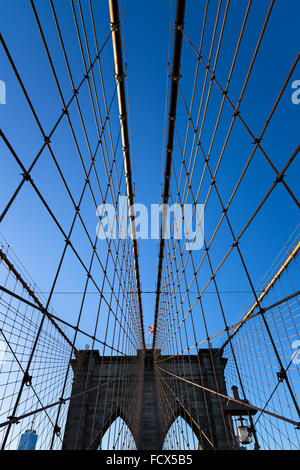 Tragseile und West Tower der Brooklyn Bridge mit doppelten gotischen Bögen und Drahtseil Kabel, New-York-City Stockfoto