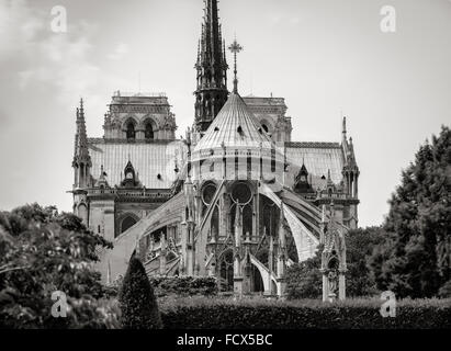 Notre Dame de Paris Kathedrale Architekturdetail in schwarz-weiß & zeigt Strebebögen, die beiden Türme und spire. Frankreich Stockfoto