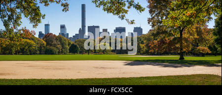 Am Nachmittag Panoramablick über Central Park große Liegewiese mit Herbst Laub und Manhattan Midtown Wolkenkratzer. Herbst in New York City Stockfoto