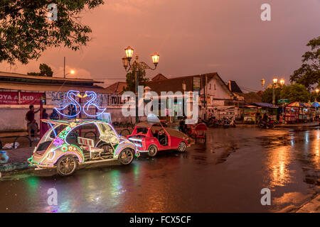 bunt beleuchtete Fahrrad Autos auf Alun-Alun Platz, Yogyakarta, Java, Indonesien, Asien Stockfoto