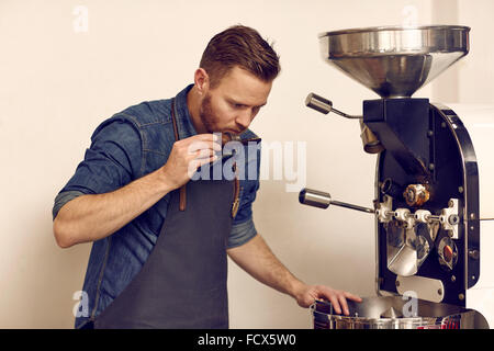 Kaffee Kenner prüfen frisch geröstete Bohnen für volles aroma Stockfoto