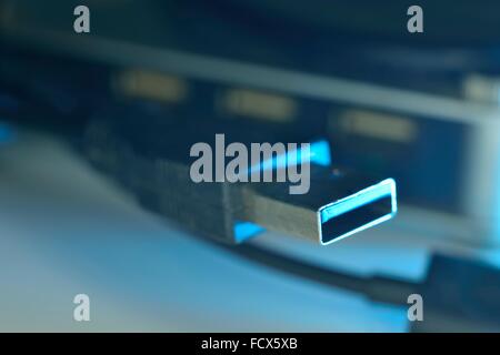 blaue Makro Zoom USB-Anschlüsse auf Draht für Druckerverbindung Stockfoto