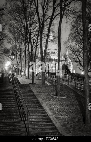 Treppe in die Basilika Sacré-Coeur (Sacre Coeur Basilika) in der Nacht in Montmartre - schwarz / weiß, Paris Stockfoto