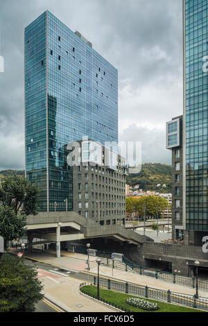 Zwei Gläserne Türme mit der Calatrava-Brücke im Hintergrund, Bilbao, Spanien Stockfoto