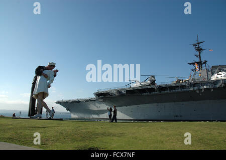 USS Midway und 'Kiss' Statue - Detail aus dem Hafen, San Diego, Kalifornien, USA Stockfoto