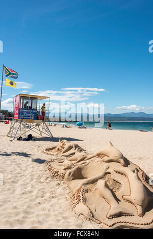 Rettungsschwimmer-Turm und Sand Skulpturen bei Beacon Island Beach, Plettenberg Bay, Eden District, Provinz Western Cape, South Africa Stockfoto