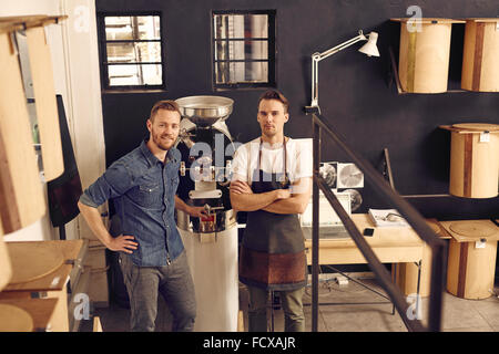 Geschäftsführer und Inhaber einer Kaffeerösterei mit dem Rösten Maschine Stockfoto